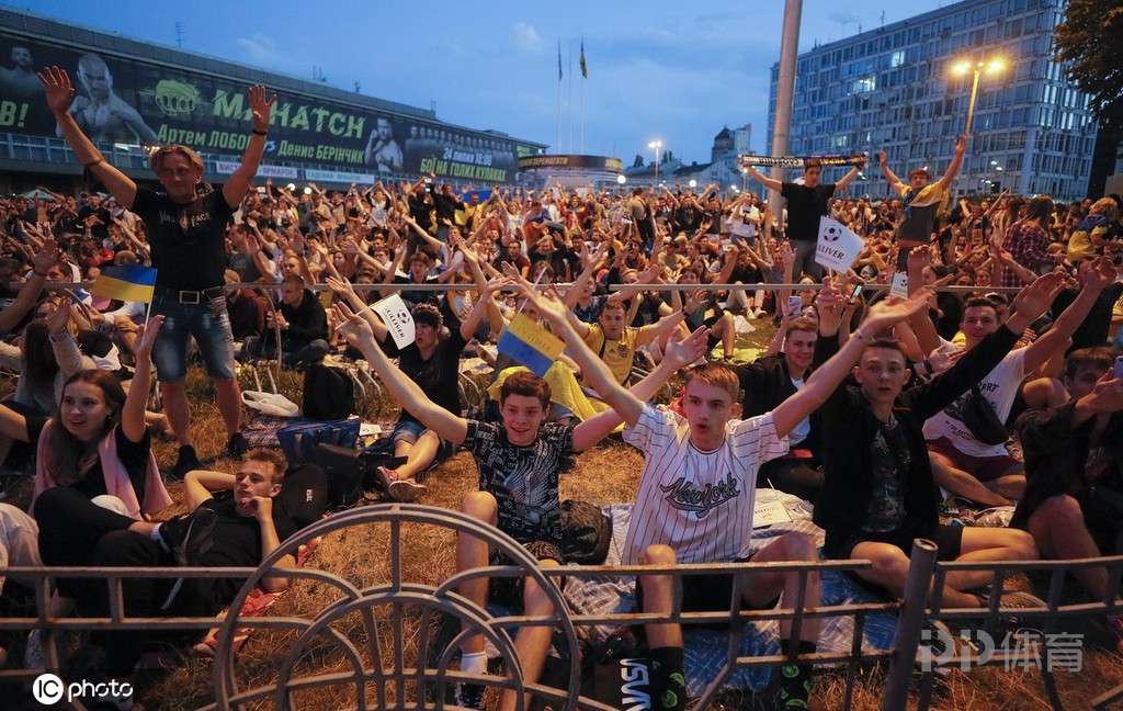 包含太阳主场胜出,球迷欢呼雀跃庆祝的词条 包含太阳主场胜出,球迷欢呼雀跃庆祝的词条