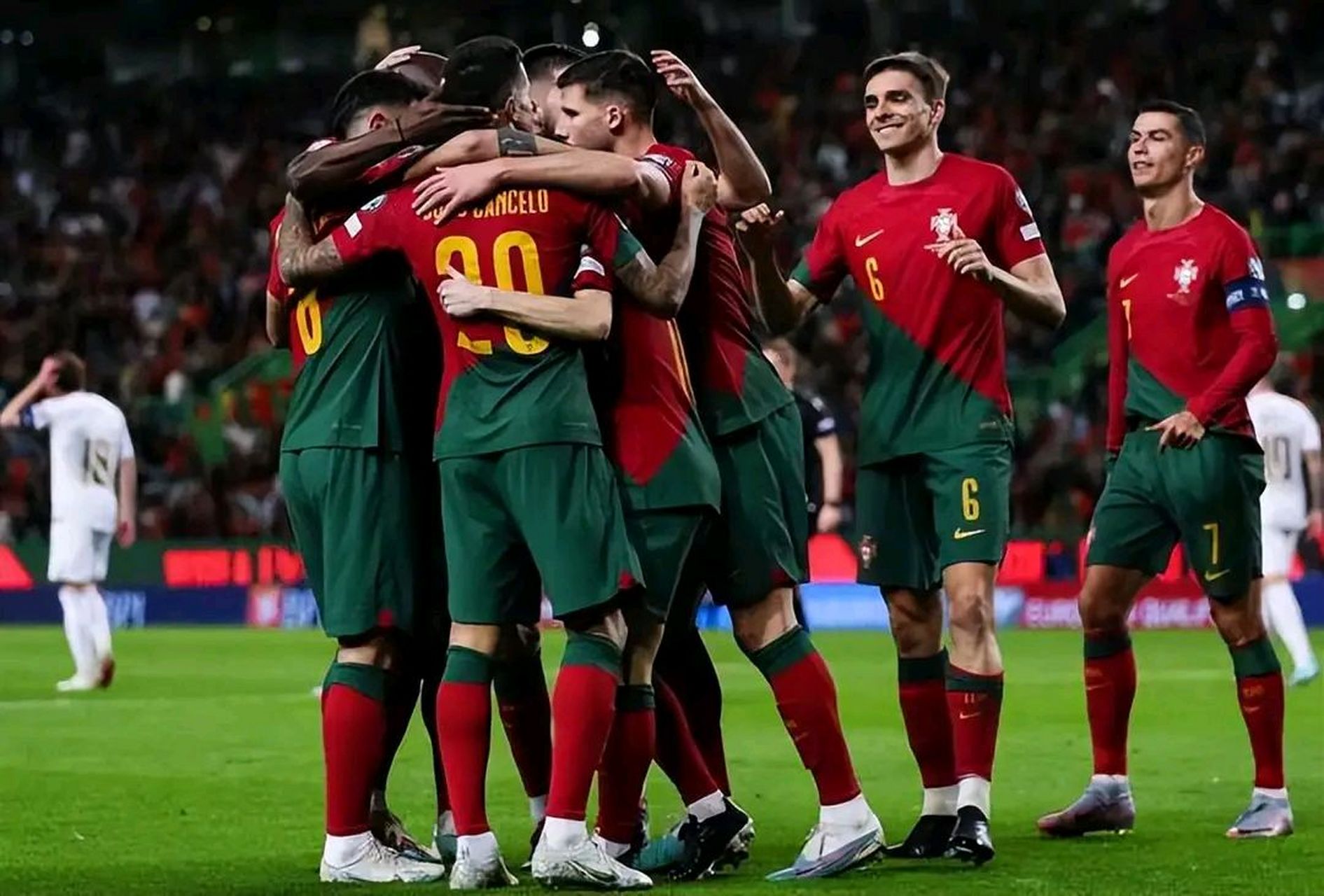 关于欧洲杯赛事激烈开战,球迷热情高涨的信息 关于欧洲杯赛事激烈开战,球迷热情高涨的信息