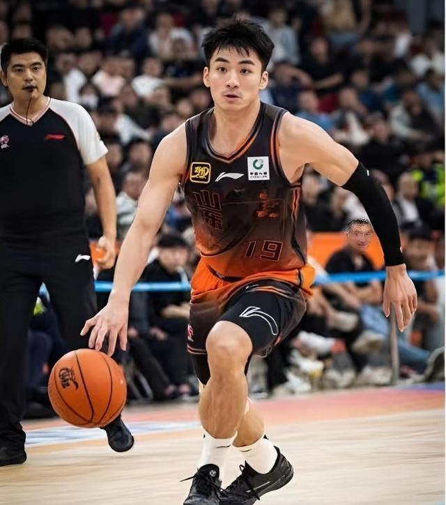 山东队争夺主场胜利，战胜上海队的简单介绍