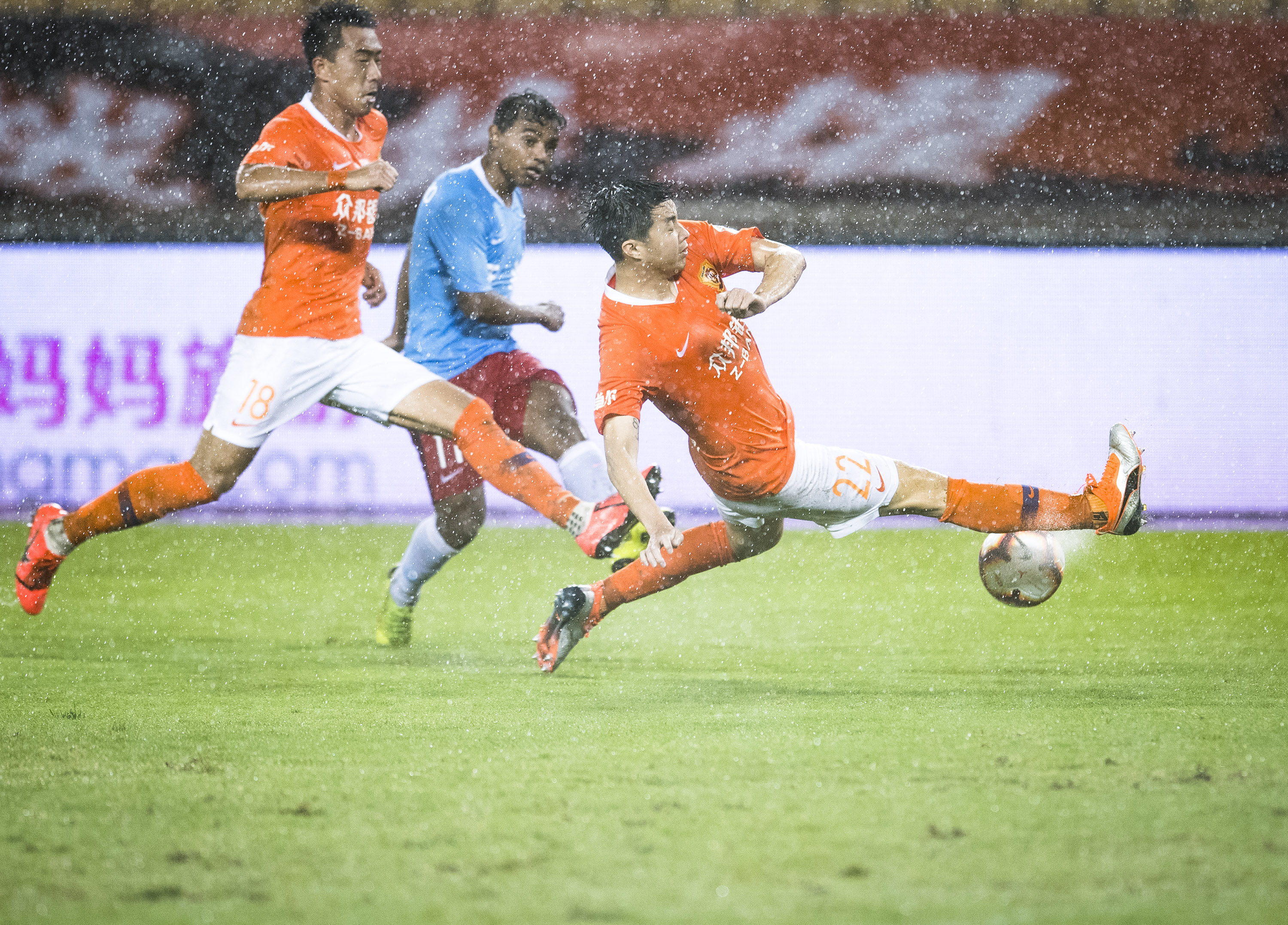 武汉卓尔赢得关键的主场对决