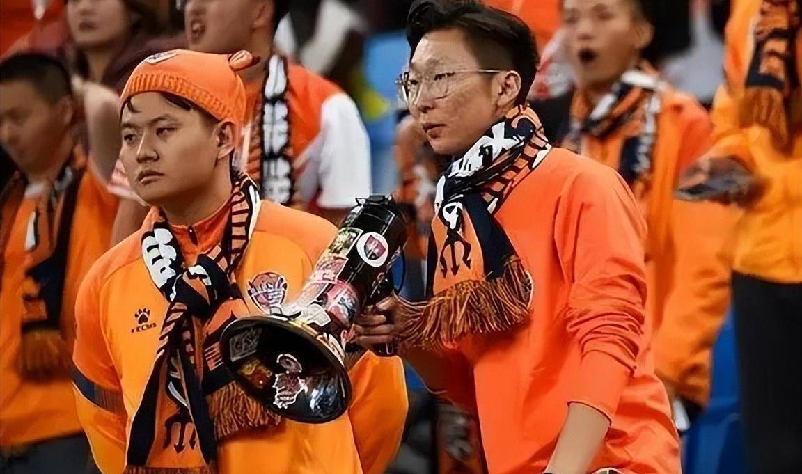 神秘外援加盟球队,引发球迷热议 神秘外援加盟球队,引发球迷热议