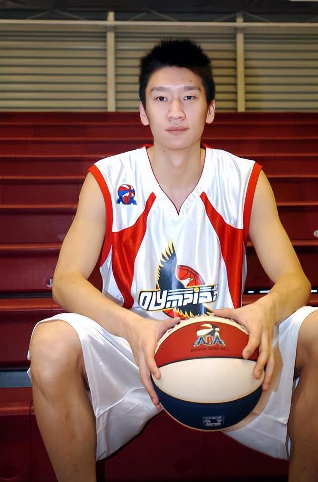 名将在国际篮球比赛中夺得冠军 名将在国际篮球比赛中夺得冠军