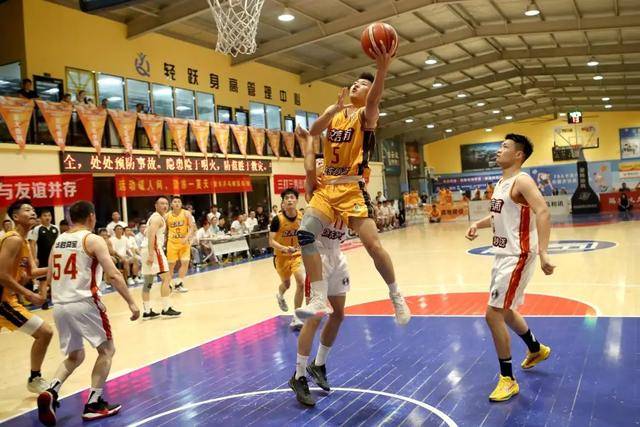 精彩篮球赛事频传，运动员实力风生水起的简单介绍