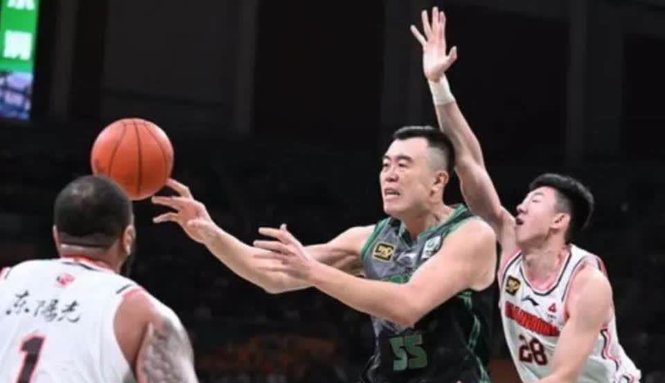 热门对手再度对决,场上争锋相对 热门对手再度对决,场上争锋相对