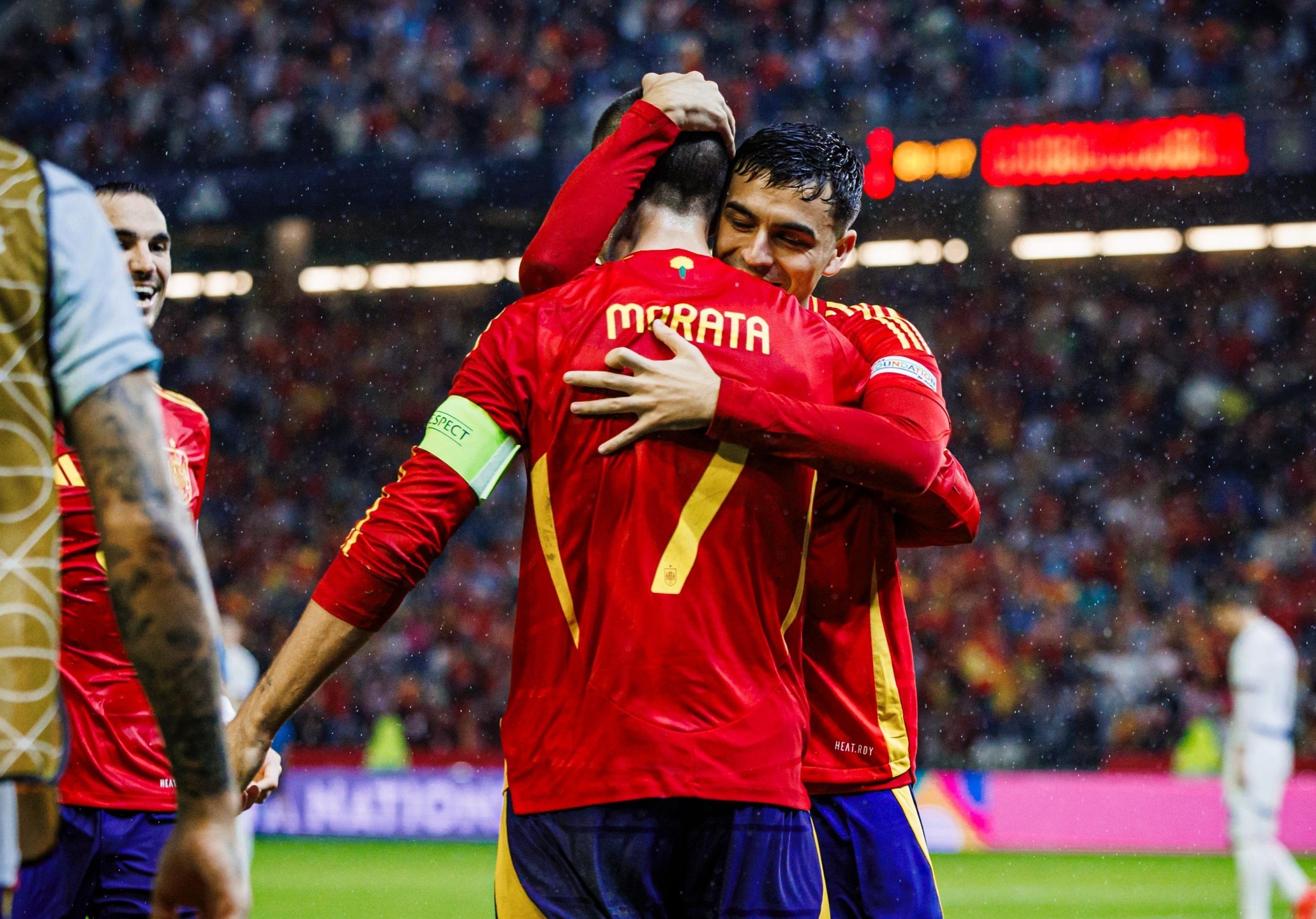 西班牙队势如破竹,连胜开局 西班牙队势如破竹,连胜开局