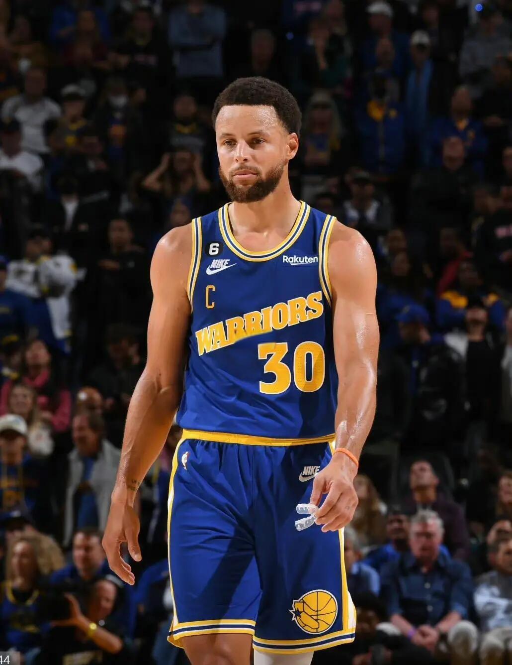 金州勇士队主帅公开批评球员表现，引发球队内部不满