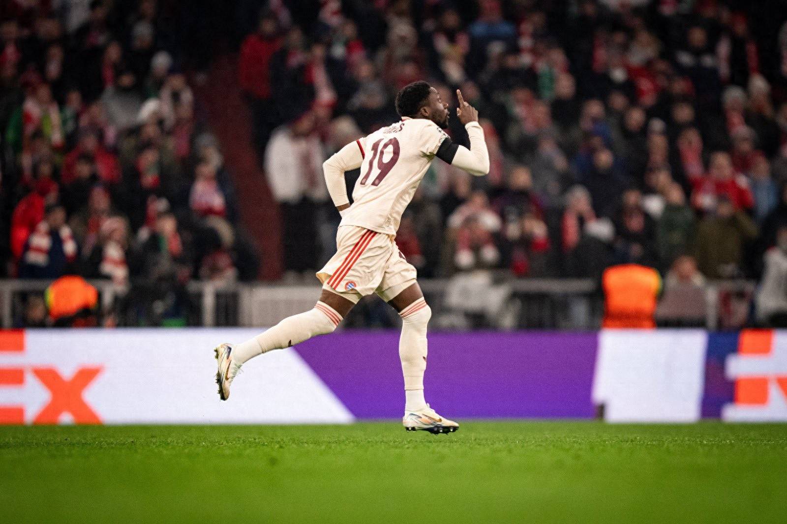 拜仁主场大获全胜,成功晋级下一阶段比赛 拜仁主场大获全胜,成功晋级下一阶段比赛