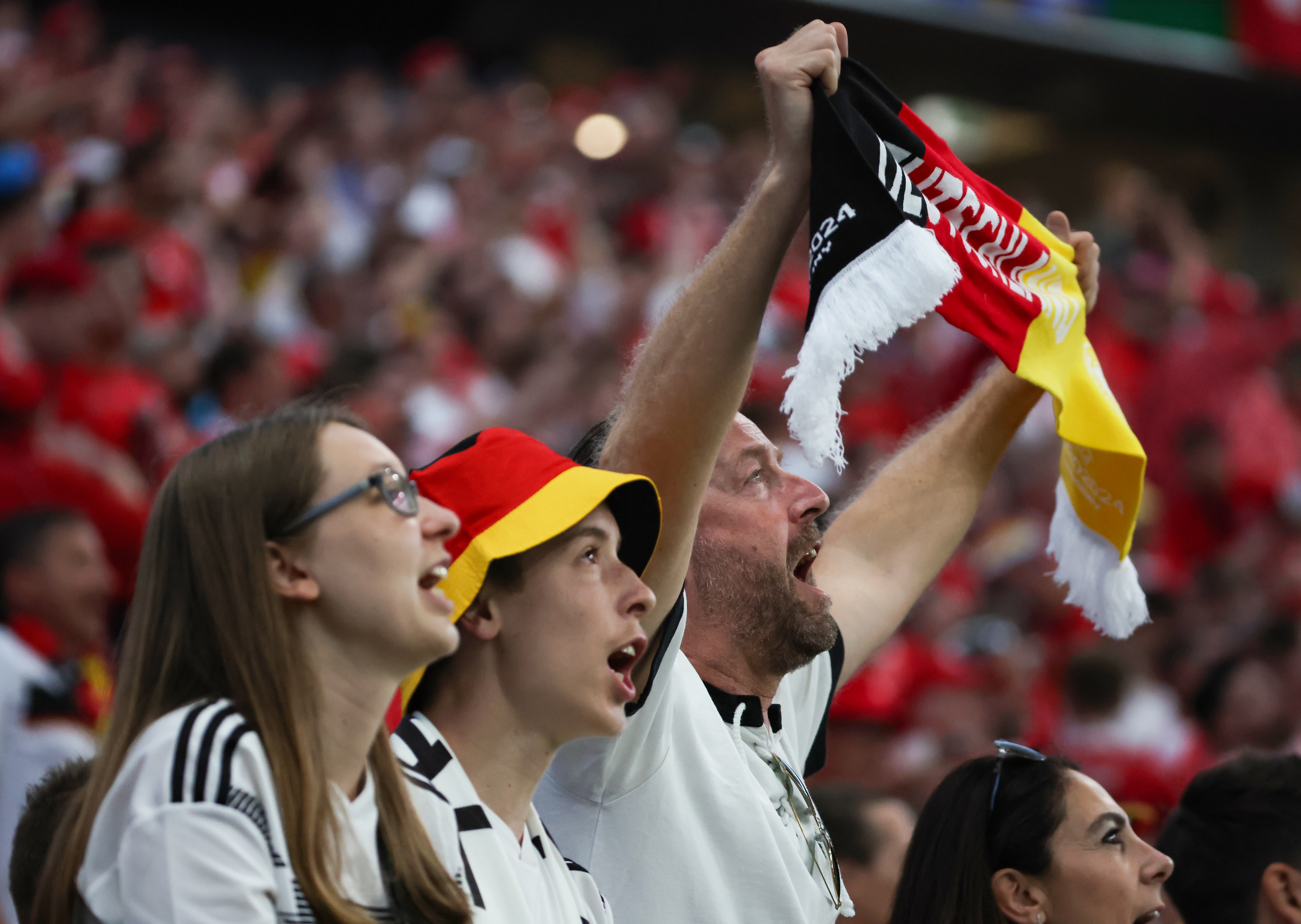 关于激情四射的足球赛事让人热血沸腾的信息