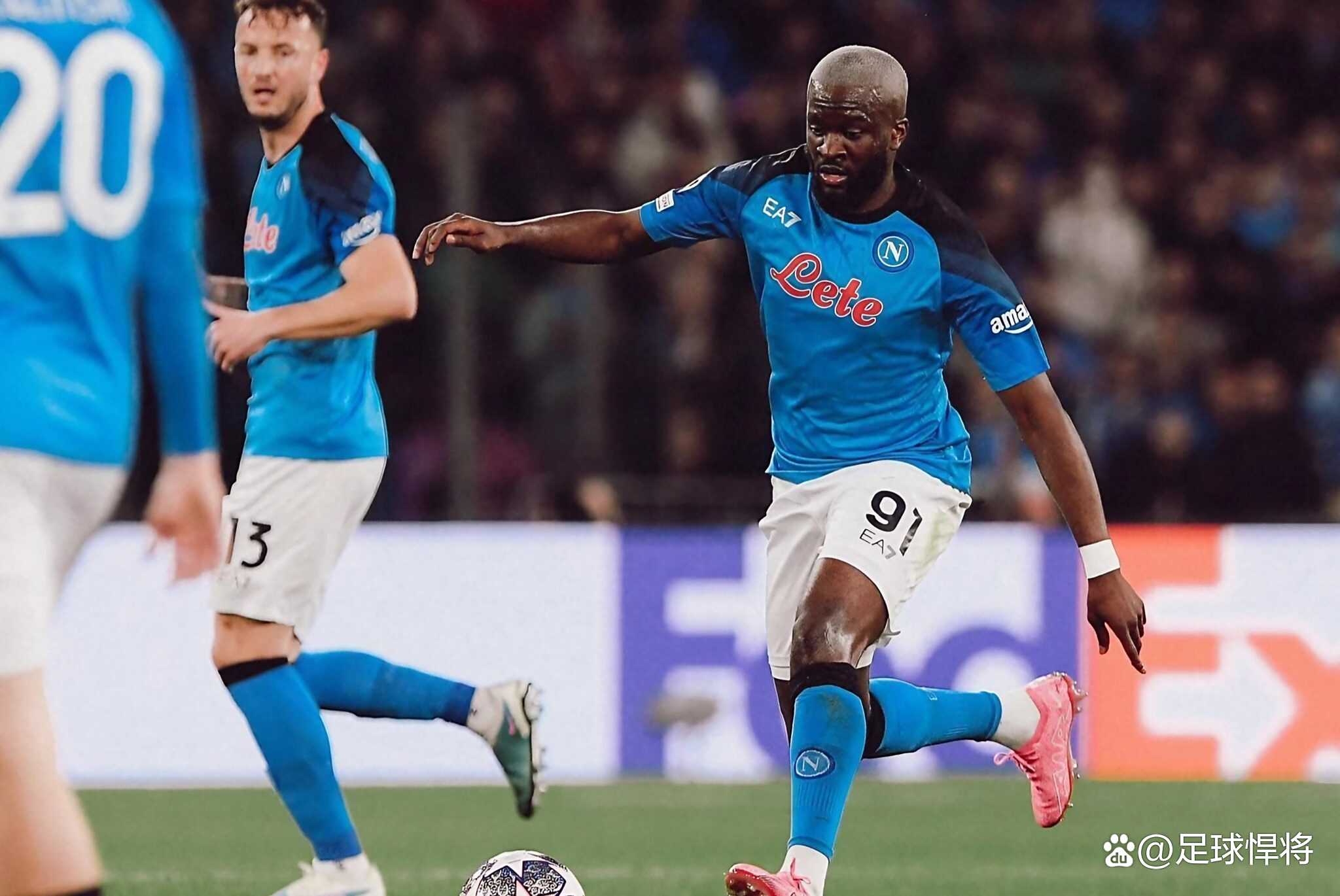 关于顶尖球队在一场激烈的比赛中战平的信息