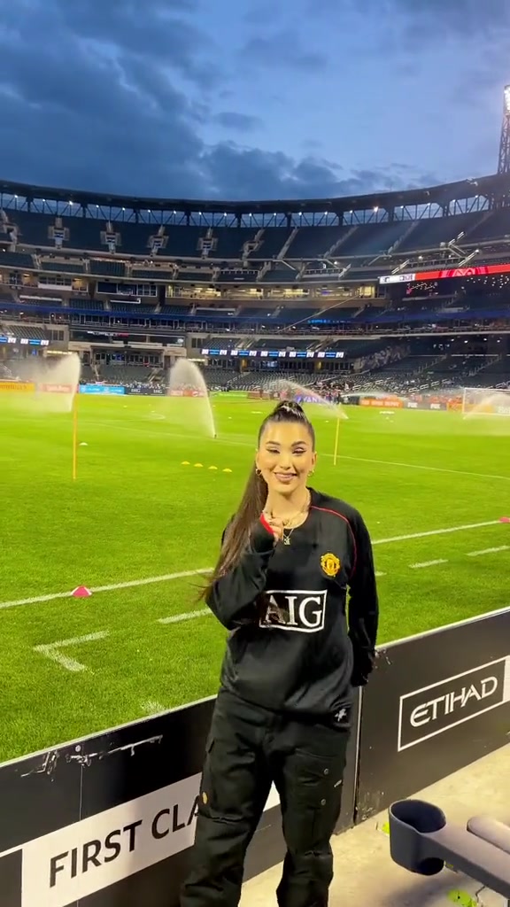 激情四射!足球明星耀眼登场 激情四射!足球明星耀眼登场