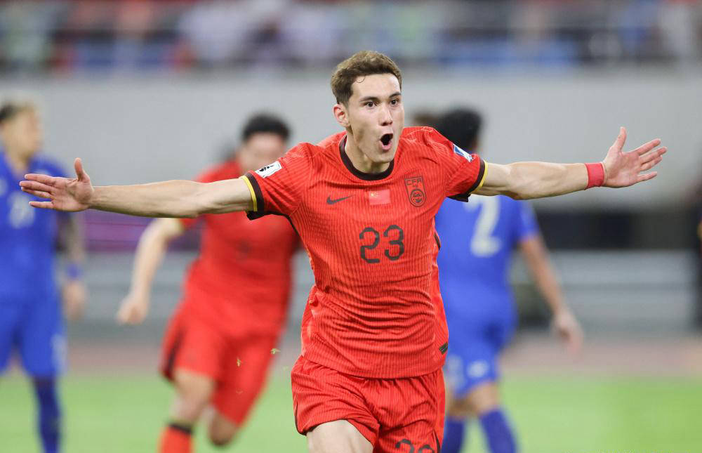 夺冠热门遭遇挑战,新晋球员携手展现实力 夺冠热门遭遇挑战,新晋球员携手展现实力