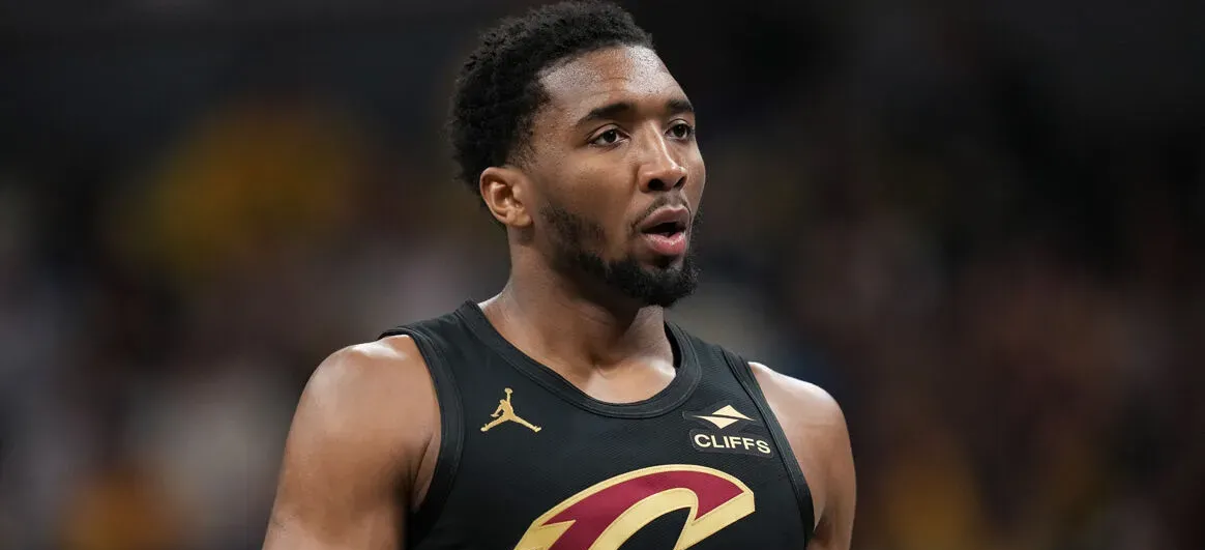 米切尔当选赛季最佳球员,实至名归 米切尔当选赛季最佳球员,实至名归