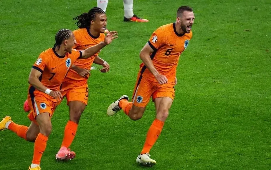 荷兰队球员联手进攻,锁定成功的简单介绍 荷兰队球员联手进攻,锁定成功的简单介绍