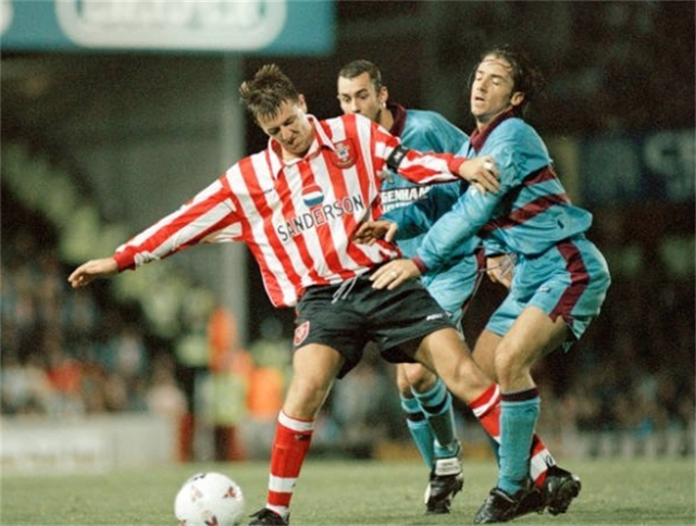 南安普顿防线稳固,队内新星崭露头角 南安普顿防线稳固,队内新星崭露头角