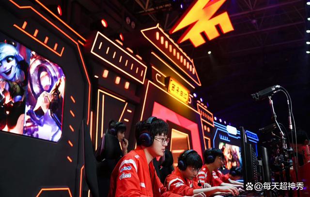 RNG险胜EDG,Uzi单局斩获MVP鏖战多局淘汰赛,技惊四座 RNG险胜EDG,Uzi单局斩获MVP鏖战多局淘汰赛,技惊四座