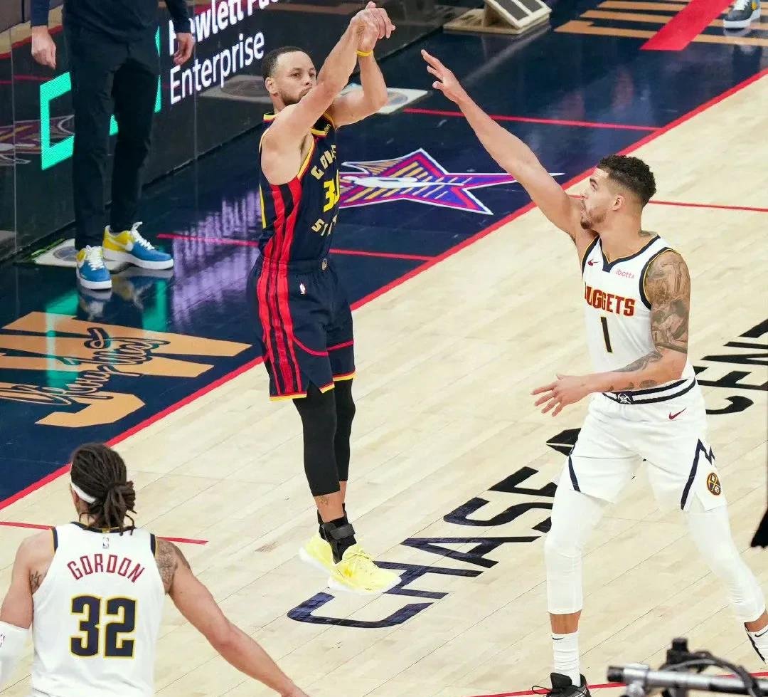 勇士队在主场惨败,遭遇四连败危机 勇士队在主场惨败,遭遇四连败危机