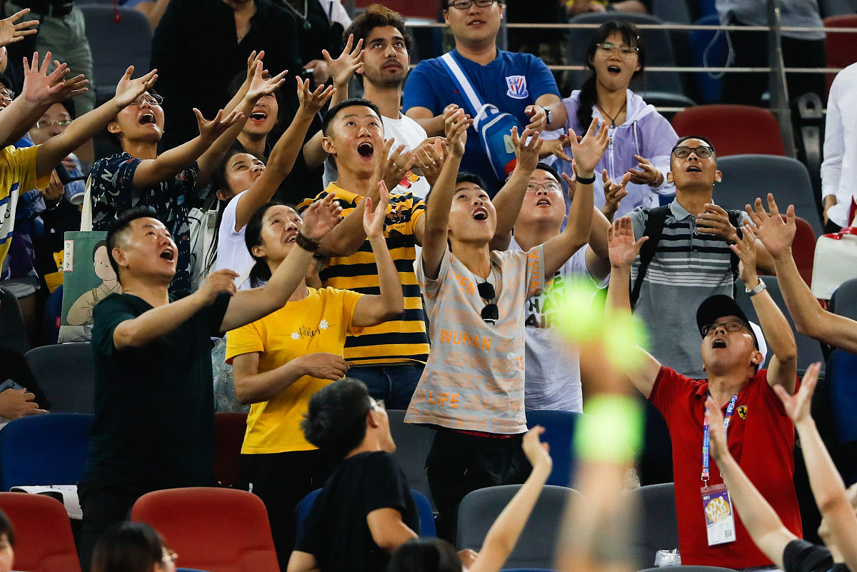 欧洲足球豪门比拼,观众沸腾热情 欧洲足球豪门比拼,观众沸腾热情