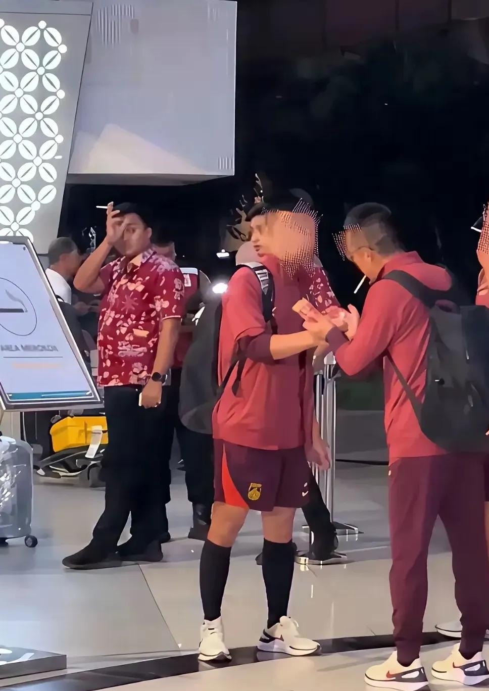 实力对比赛事热搜,球员表现引发球迷集中讨论 实力对比赛事热搜,球员表现引发球迷集中讨论