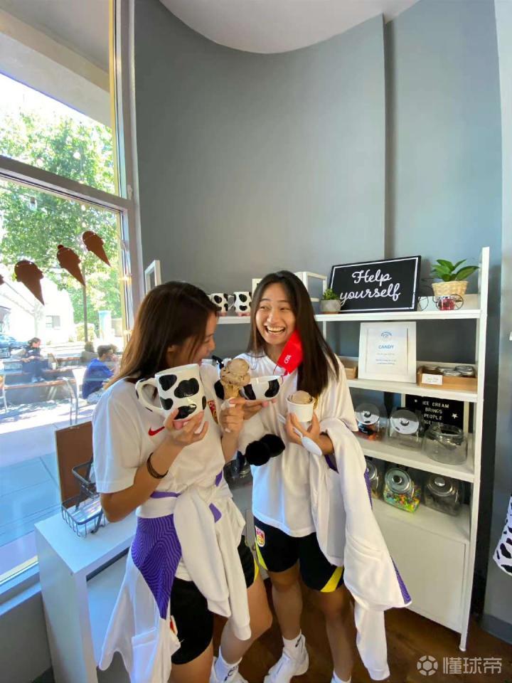 包含中超球队球员在社交媒体上晒自画的词条