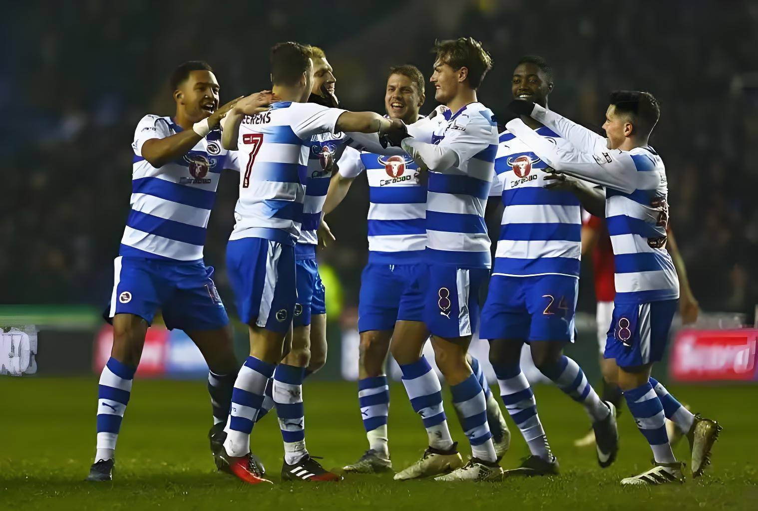 美国足球队在比赛中获得重要胜利 美国足球队在比赛中获得重要胜利