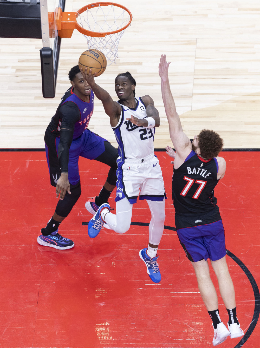 猛龙队研究对手战术,力争在比赛中取胜 猛龙队研究对手战术,力争在比赛中取胜