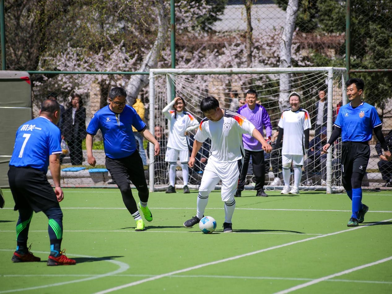 一场精彩的足球比赛震撼全场观众 一场精彩的足球比赛震撼全场观众