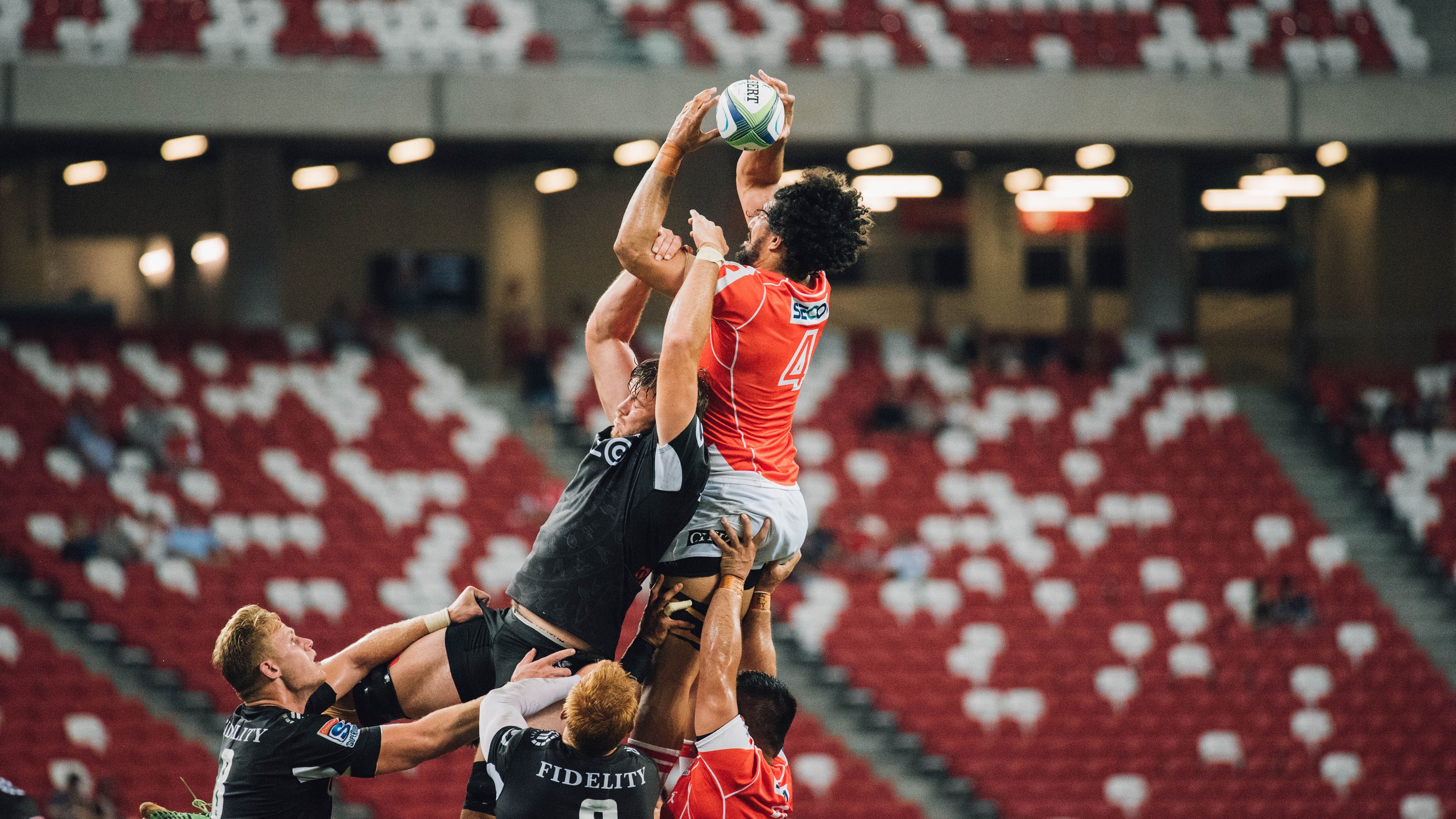 赛场双城记，当诺坎普的呐喊遇见篮网队的叹息